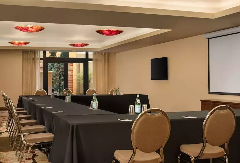 Отель Inn At The 5th