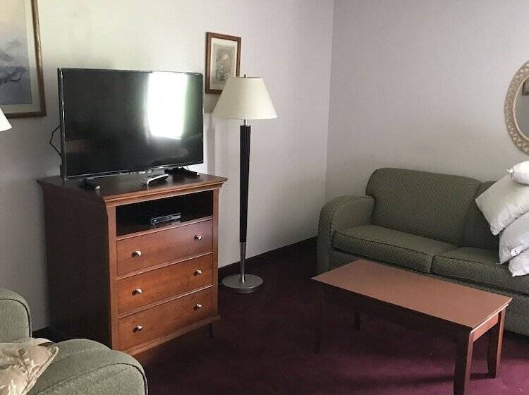 فندق Lake Tree Inn & Suites