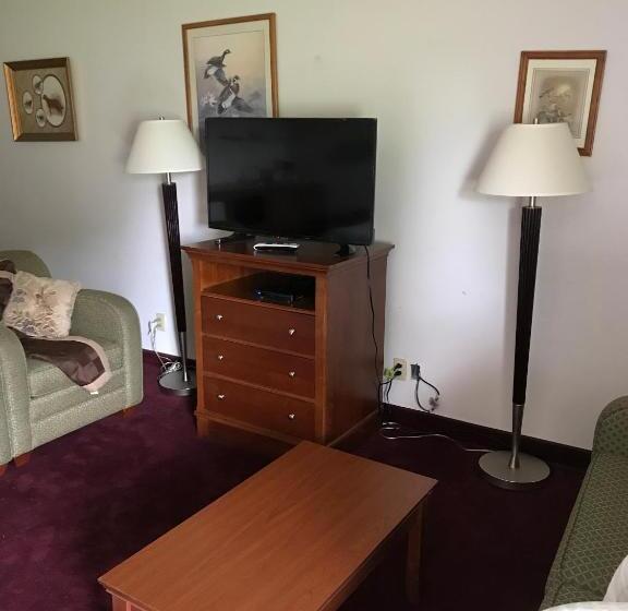 فندق Lake Tree Inn & Suites