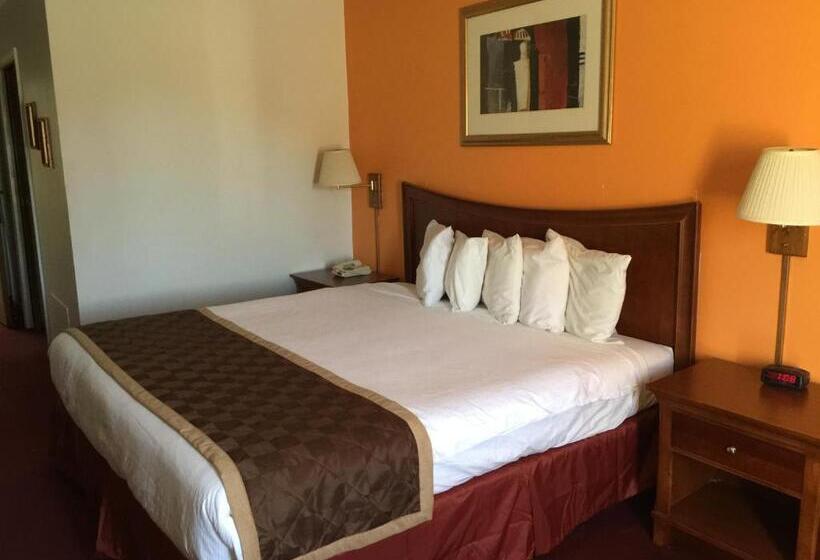 فندق Lake Tree Inn & Suites