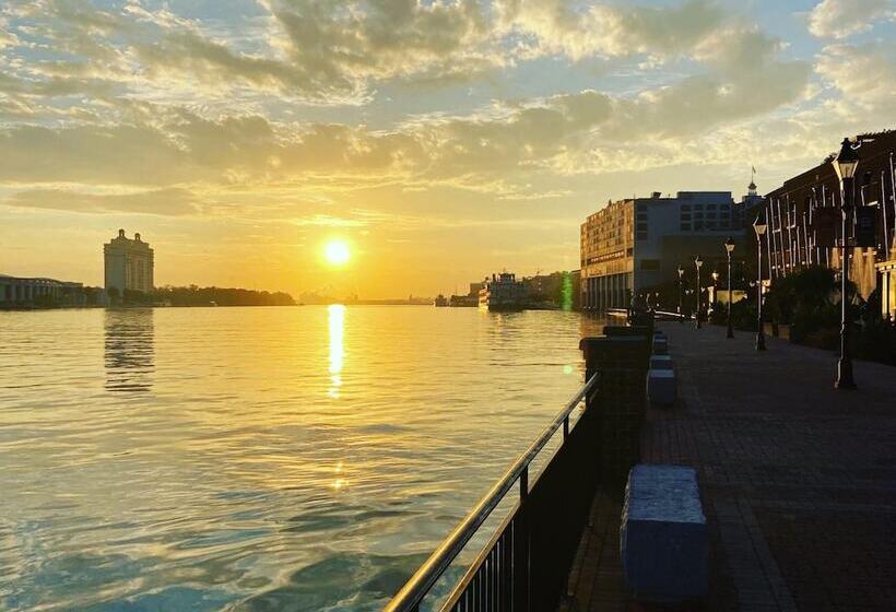 فندق Savannah Inn And Suites