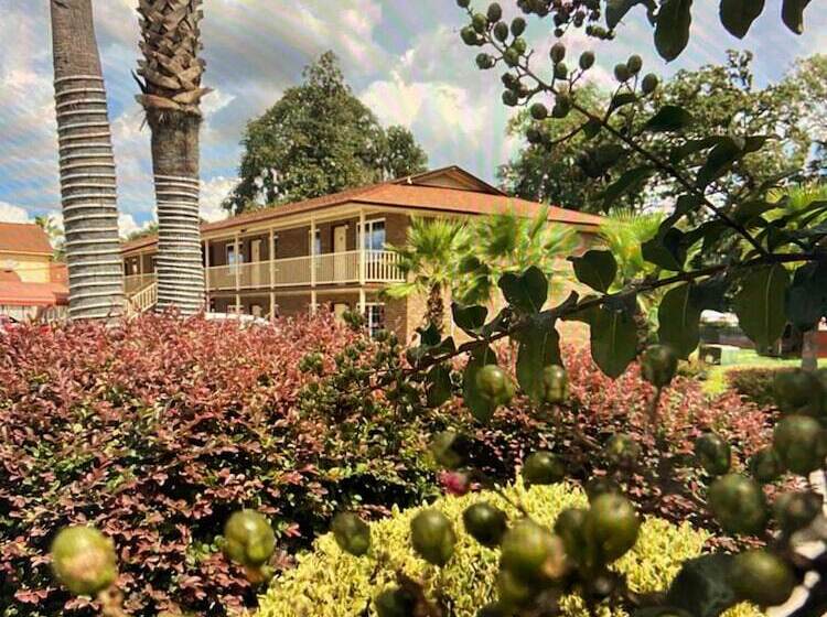 فندق Savannah Inn And Suites