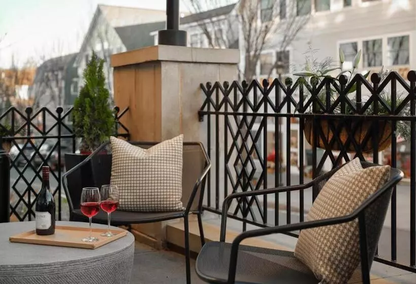 בית מלון כפרי Six South St.