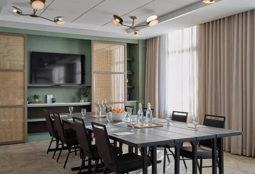 בית מלון כפרי Six South St.