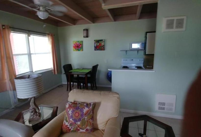 The Holiday Court Motel