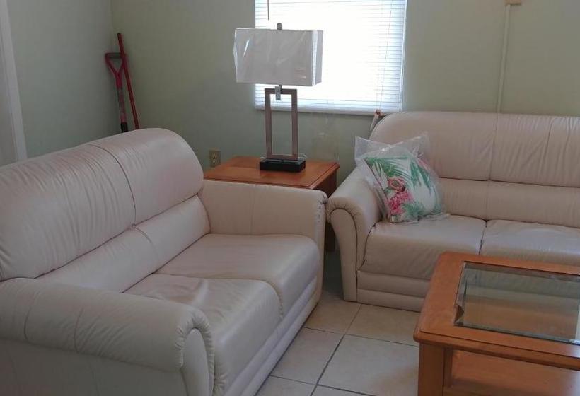 The Holiday Court Motel