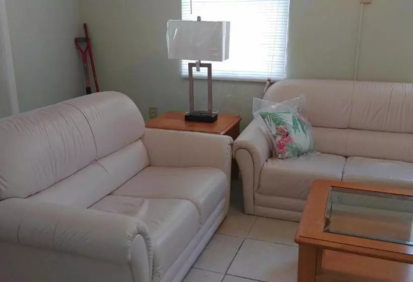 The Holiday Court Motel