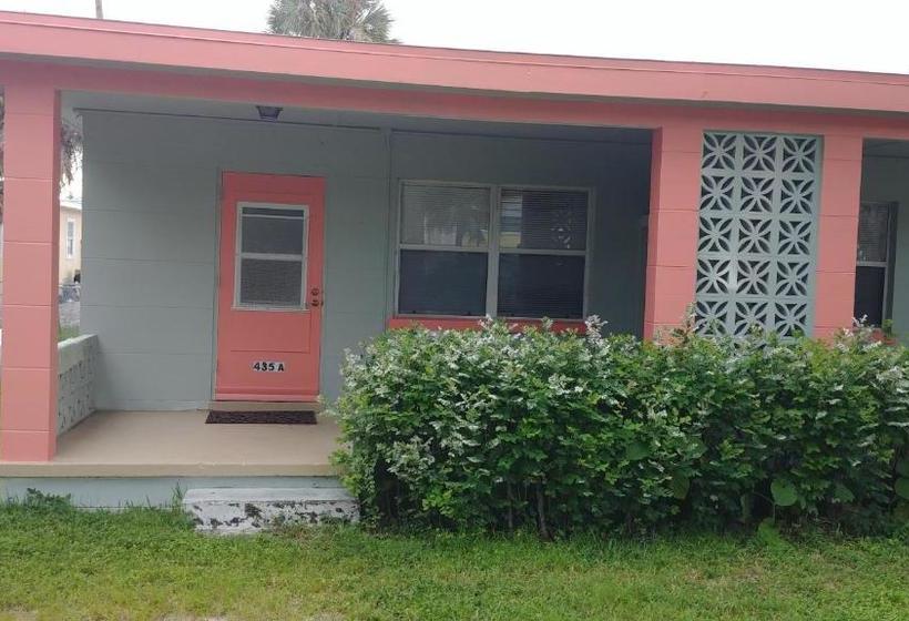 The Holiday Court Motel