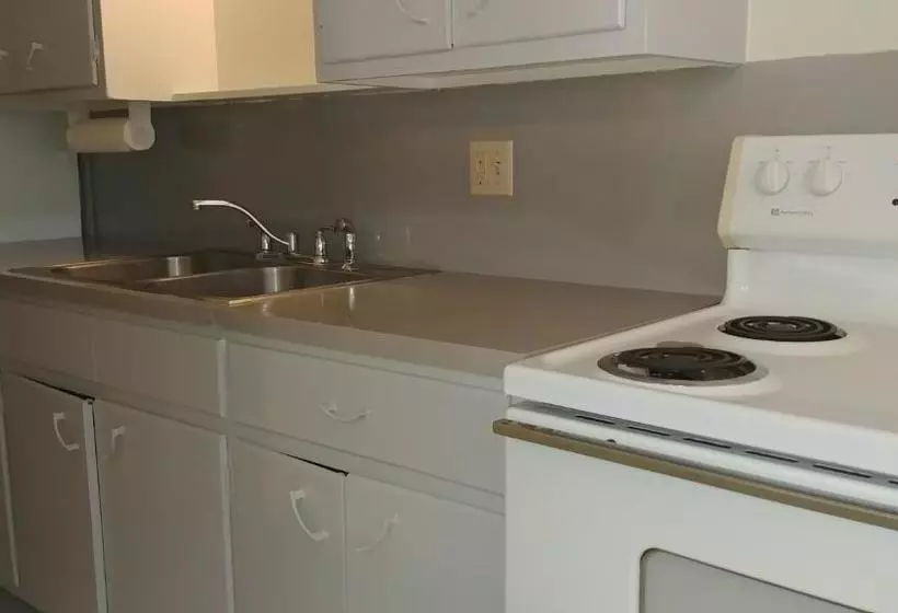 The Holiday Court Motel