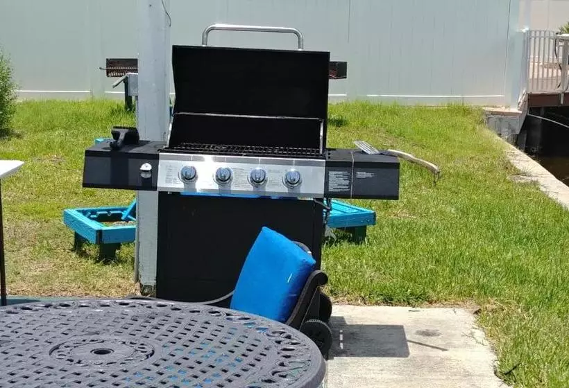 The Holiday Court Motel