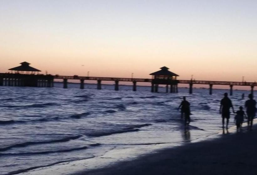 The Holiday Court Motel