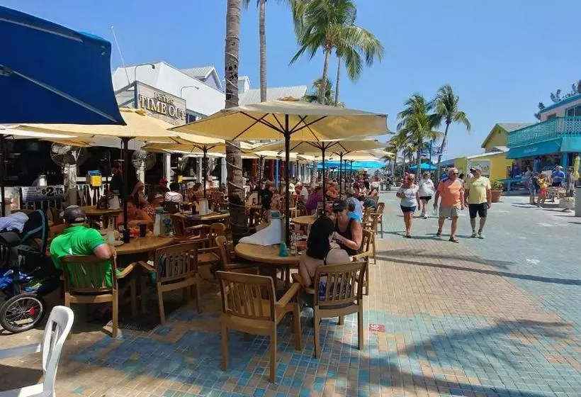 The Holiday Court Motel