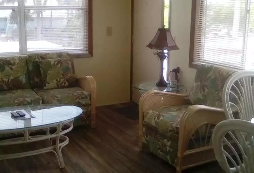 The Holiday Court Motel