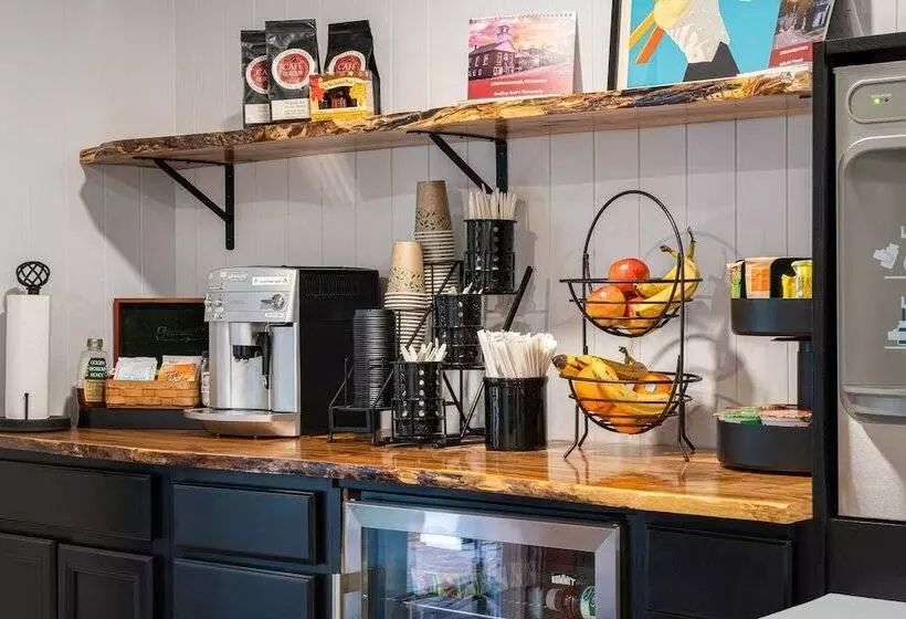 モーテル Riverhouse By Weekender Formerly Jack Daniels Inn