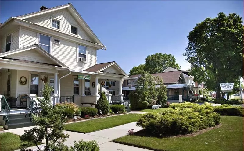 Simmons Motel And Suites