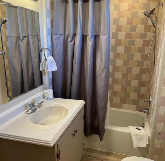 Simmons Motel And Suites