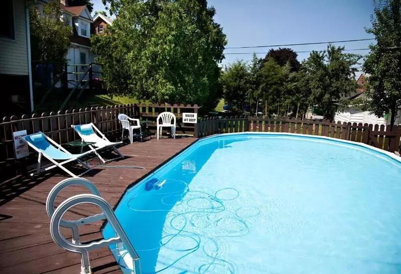 Simmons Motel And Suites