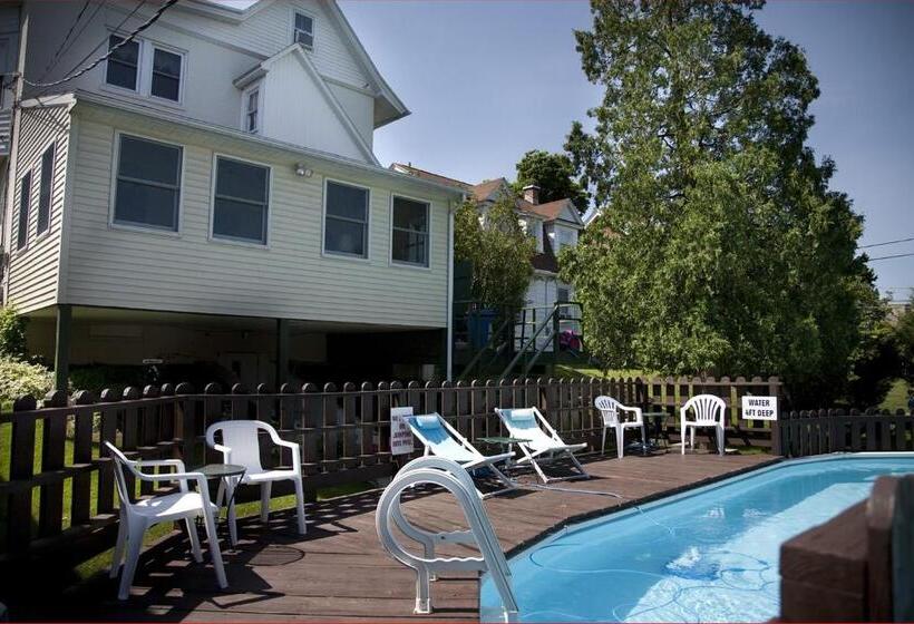 Simmons Motel And Suites