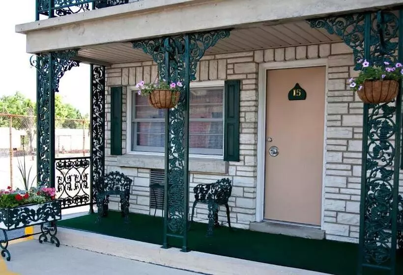 Simmons Motel And Suites