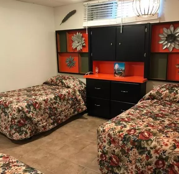 Simmons Motel And Suites