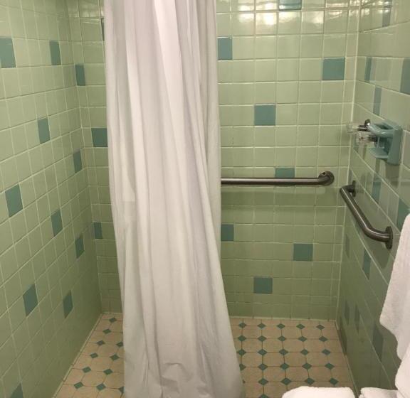 Simmons Motel And Suites