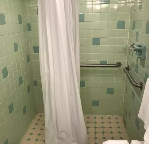 Simmons Motel And Suites