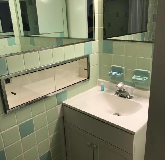 Simmons Motel And Suites