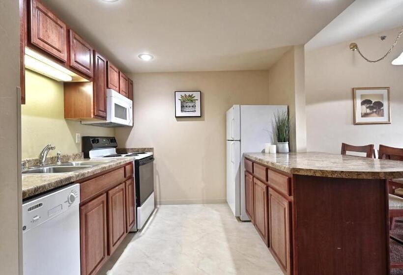 Four Seasons Island Resort