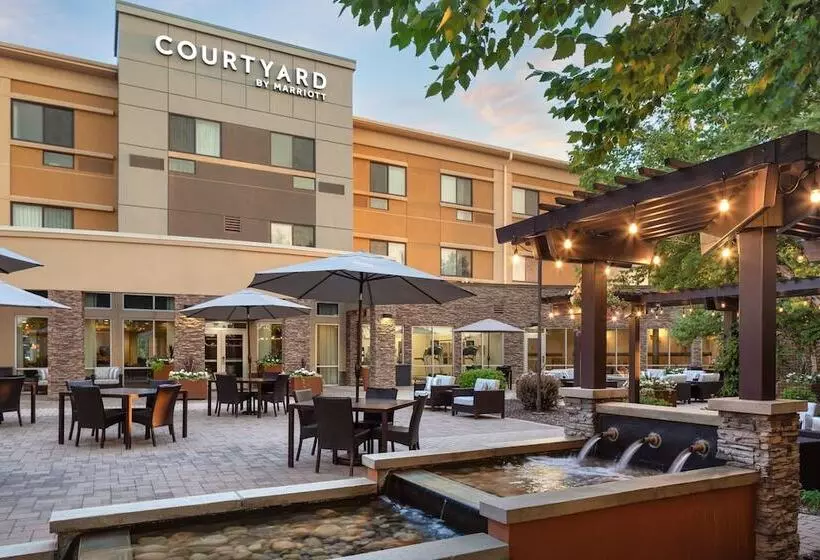 Courtyard Mankato Hotel & Event Center