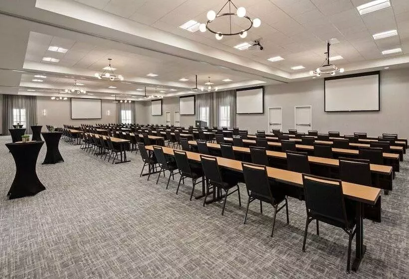 Courtyard Mankato Hotel & Event Center