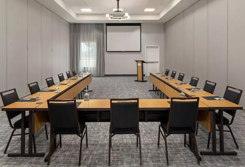 Courtyard Mankato Hotel & Event Center