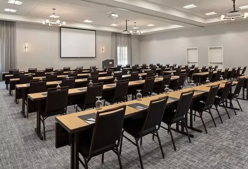 Courtyard Mankato Hotel & Event Center