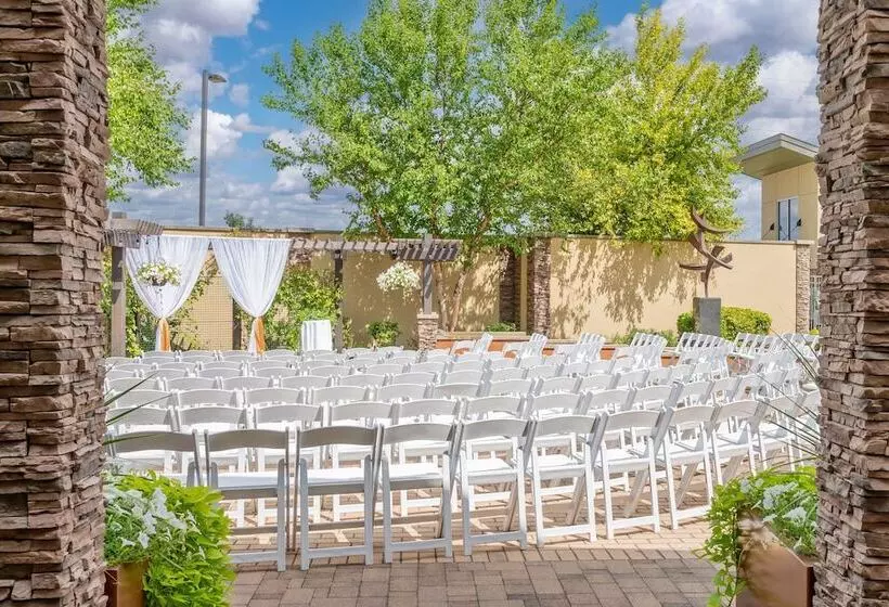 Courtyard Mankato Hotel & Event Center