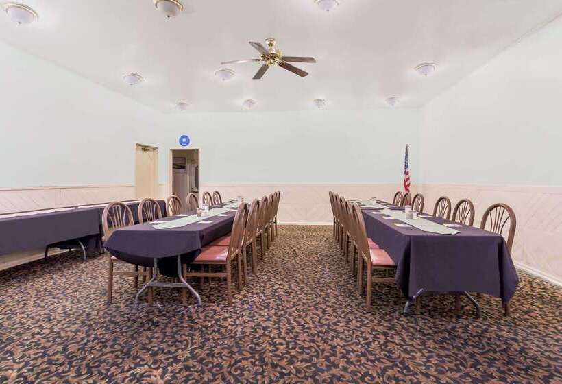 Отель Days Inn By Wyndham Delta Co