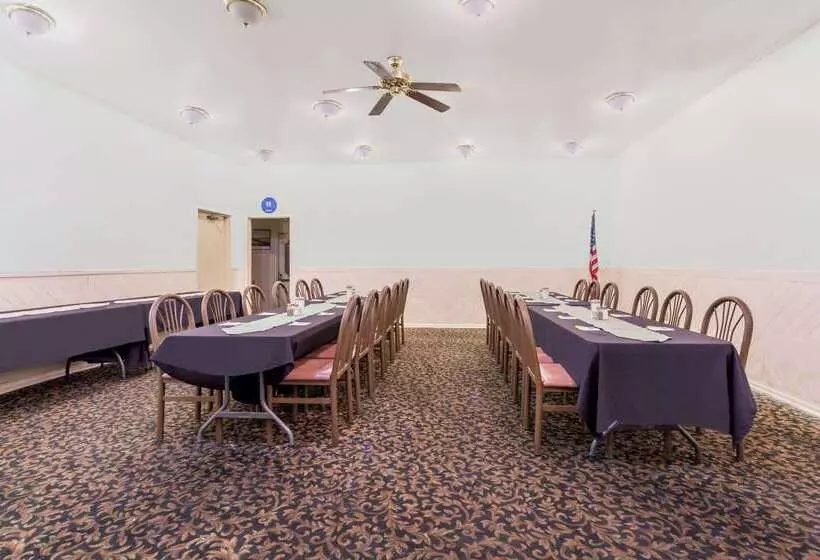 Отель Days Inn By Wyndham Delta Co