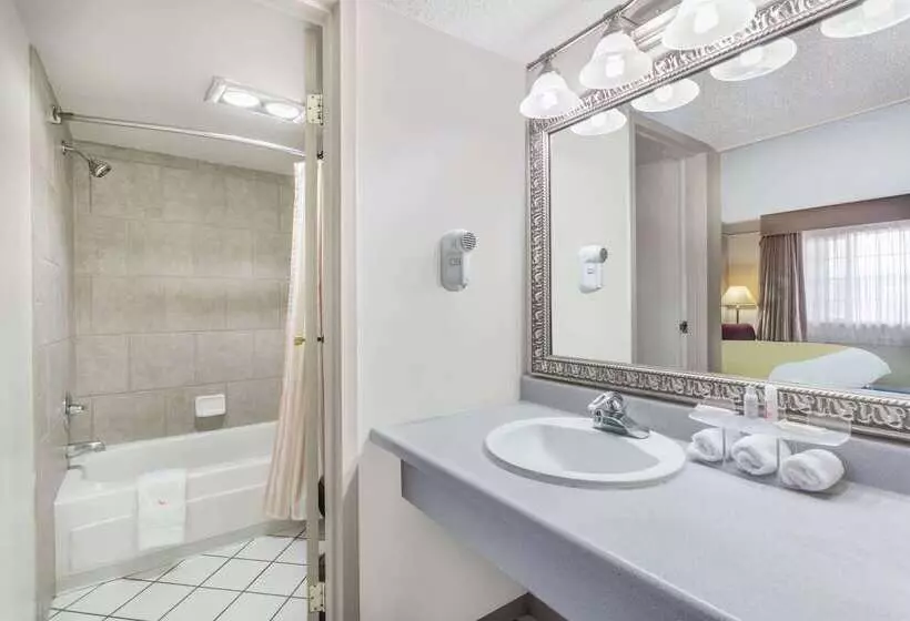 Отель Days Inn By Wyndham Delta Co