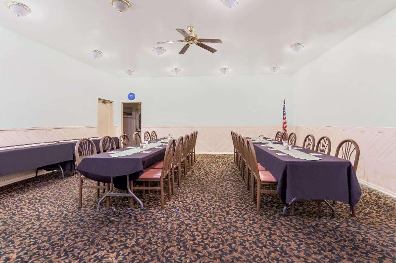 Отель Days Inn By Wyndham Delta Co