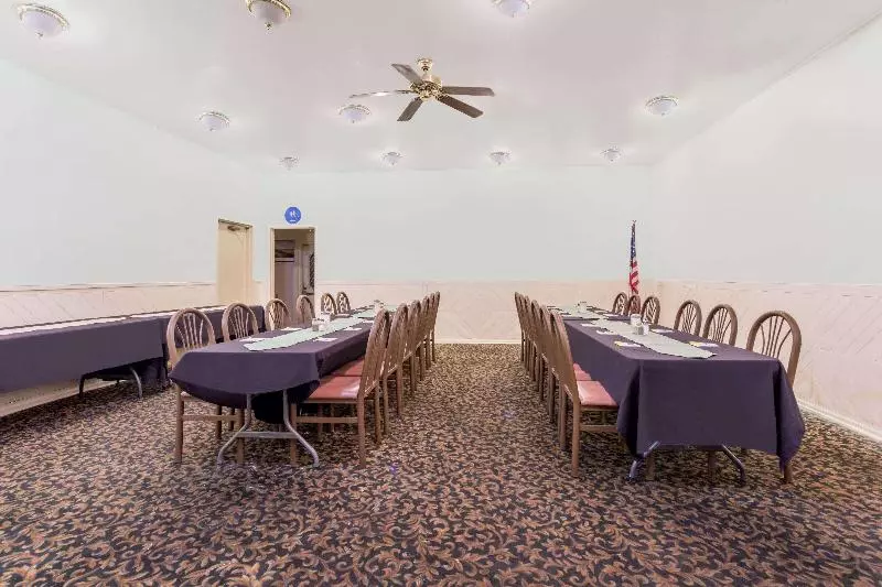 Отель Days Inn By Wyndham Delta Co