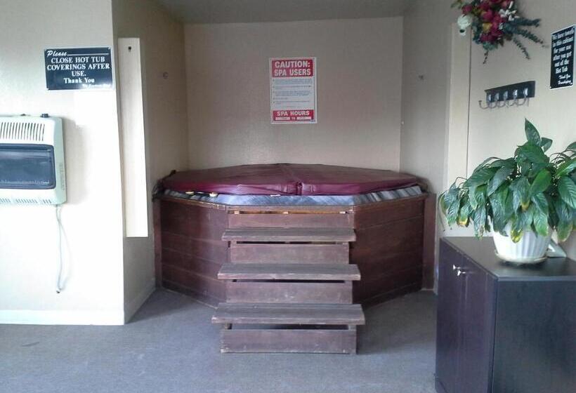 Отель Days Inn By Wyndham Delta Co