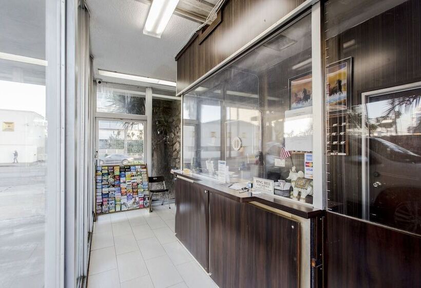 هتل Hollywood Palms Inns & Suites