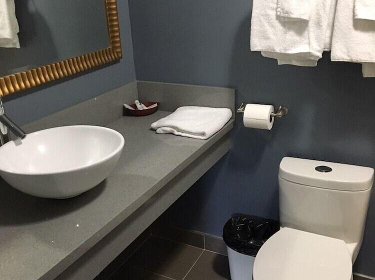 هتل Hollywood Palms Inns & Suites