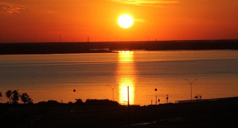 فندق Port Isla Inn