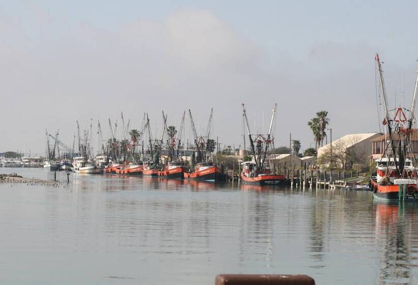 فندق Port Isla Inn