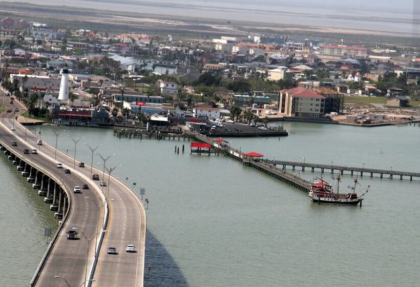 فندق Port Isla Inn