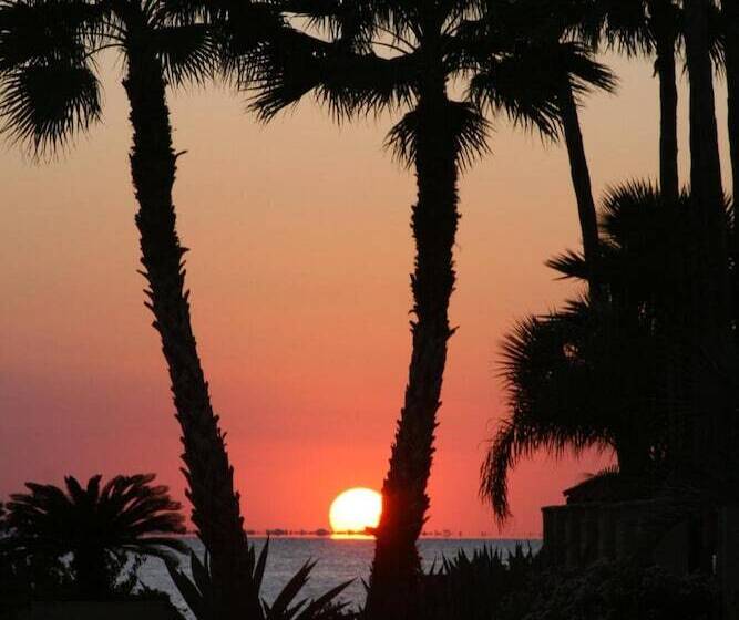 فندق Port Isla Inn