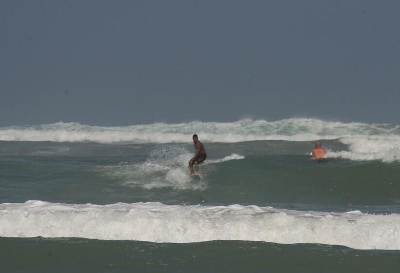 فندق Port Isla Inn