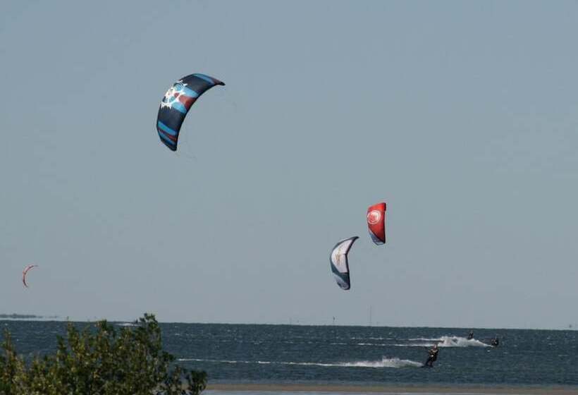 فندق Port Isla Inn