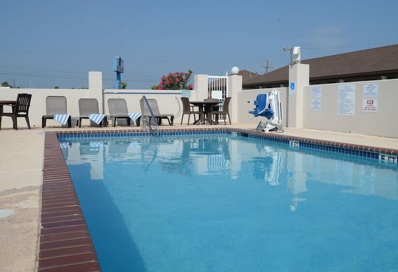 فندق Port Isla Inn