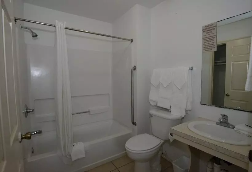 Отель Port Isla Inn