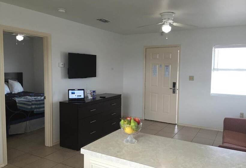 فندق Port Isla Inn